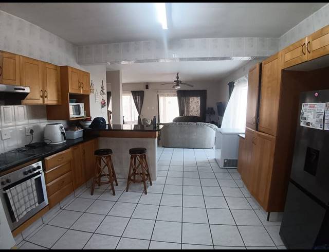 3 BEDROOM APARTMENT FOR SALE IN UVONGO BEACH
